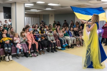 Артисти дарують моменти радості діткам з “Охматдиту” в Києві. “The New York Times”